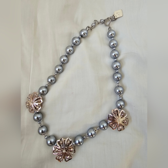 Liz Claiborne Vintage Iridescent Pearl, flowers Silver Tone and Crystal - Picture 4 of 4